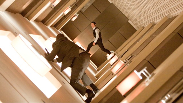 Verden snurrer bokstavelig talt rundt i Christopher Nolans film <em>Inception</em>. (Foto: Warner Bros. Pictures)