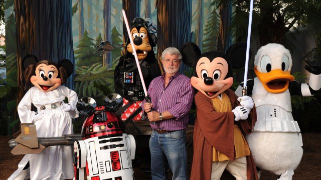 George Lucas og noen Star Wars-inspirerte Disneyfigurer som sikkert fikk komme inn gratis. (Foto: Scanpix/Todd Anderson)