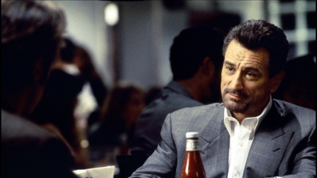 Robert De Niro i resturanten. Ansikt til ansikt med Pacino. (Foto: Warner Bros. Pictures)