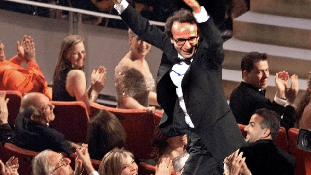 Roberto Benigni ble overlykkelig da han vant Oscar for Livet er herlig. (Foto: AP Photo/Eric Draper)