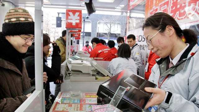 Stor interesse rundt den nylig lanserte Nintendo 3DS. (AP Photo/Koji Sasahara)