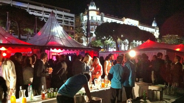 Full fest på Nordic Beach Party i Cannes (Mobilfoto: NRK).