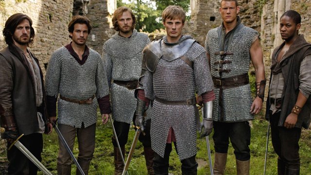 Arthur og ridderne av det runde bord i serien Merlin. (Foto: BBC).