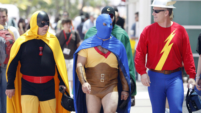 Alle kan kle seg ut! Her en litt eldre gjeng kledd ut som Hourman, Atom og Flash under Comic-Con , 2009.  (Foto: REUTERS/Mario Anzuoni).