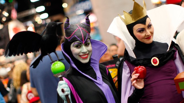 Onde Disney-dronninger koser seg på Comic-Con. (Foto: REUTERS/Mike Blake)