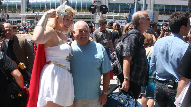 Det var mange som ville ta bilder da Marte kledde seg ut som She-Ra for å  prøve cosplay på Comic-Con 2011. (Foto: Torfinn Borkhus, NRK).