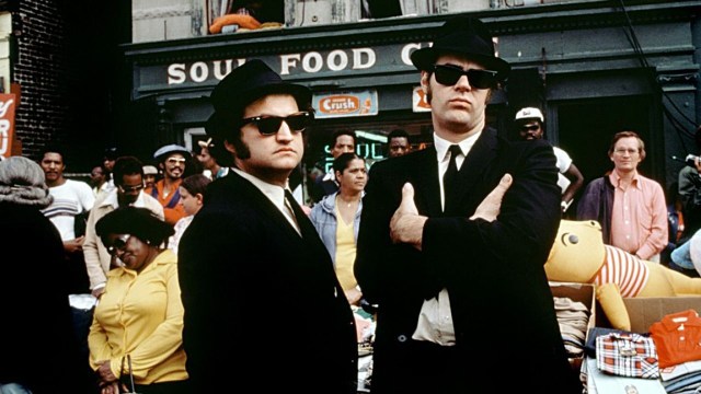 Jake og Elwood foran Soul Food Café i The Blues Brothers (Foto: Universal).