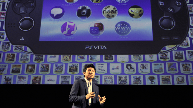 Sjefsdirektør i Sony Computer Entertainment Japan, Hiroshi Kawano, introduserer PlayStation Vita på Sony's Tokyo Game Show. (Foto: AP Photo/Itsuo Inouye).