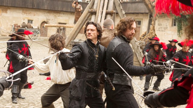 Athos, Aramis, Porthos og D'Artagnan omringes i De tre musketerer (Foto: SF Norge).