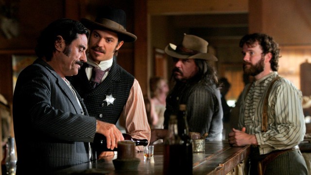 Ian McShane som Al Swearengen og Timothy Olyphant som Seth Bullock i Deadwood (Foto: Paramount Home Entertainment).