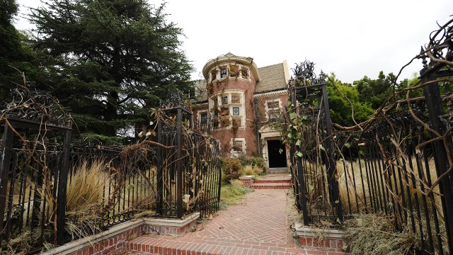 Skrekkens hus i Country Club-området i Los Angeles rommer klasse A-hemmeligheter. Bli med inn, da vel! (Foto: AMC)