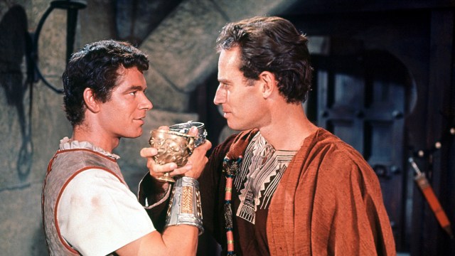 Messala (Stephen Boyd) og Juda Ben-Hur (Charlton Heston) i Ben-Hur, før de blir bitre fiender (Foto: Warner Bros Home Entertainment).