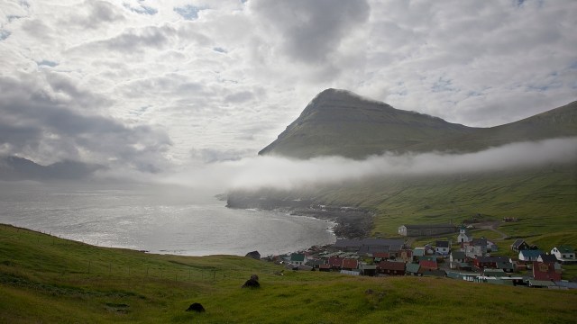 Færøyene er spektakulært, og her spiller også et spektakulært indre liv seg ut ved hjelp av sprit, grindadrap og en The Wire-veteran. (Foto: Oscar Lovnér / Motlys )
