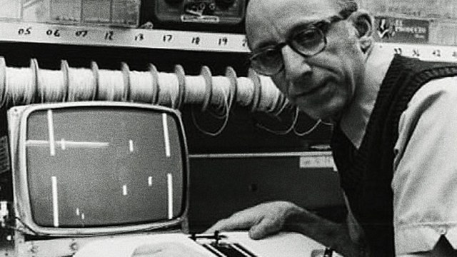 Spillpioner Ralph Baer foran en tidlig utgave av spillet <em>Pong</em>, spillkonsollen Magnavox Odyssey ble lansert i 1972. (Foto: Arkiv)