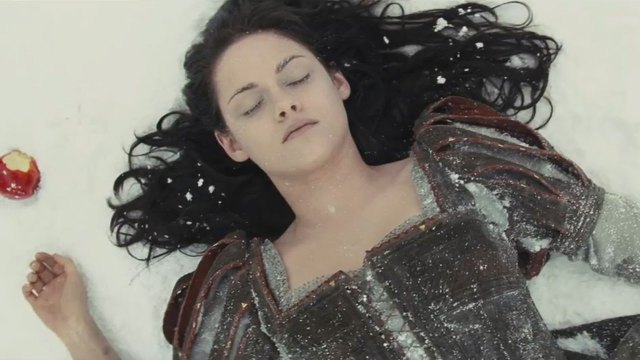 Kristen Stewart i kjent Snøhvit-positur i Snow White and The Huntsman. (Foto: United International Pictures).