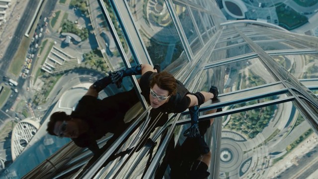 Tom Cruise på utsida av Burj Khalifa i Mission: Impossible - Ghost Protocol (Foto: United International Pictures Norway).