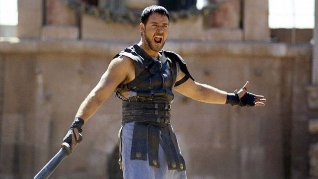 'Are you not entertained', skriker Maximus før han kaster sverdet sitt opp på balkongen. (Foto: United International Pictures).