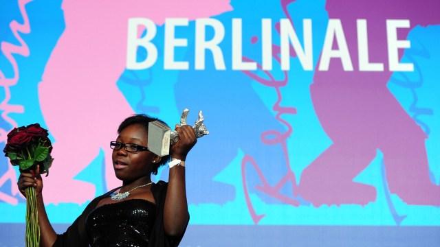 Rachel Mwanza vant pris for beste kvinnelige skuespiller under filmfestivalen i Berlin, hun spiller i filmen 'Rebelle'. (Foto: AFP Photo / Johannes Eisele)