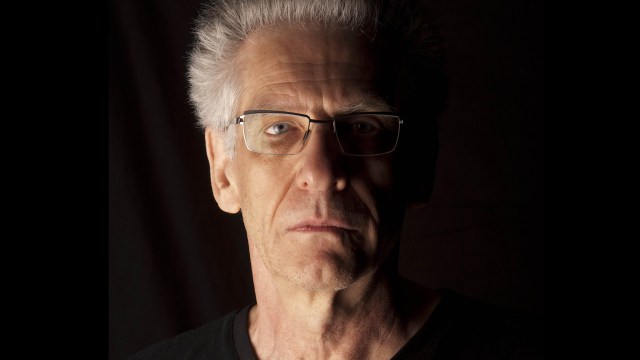 Regissør David Cronenberg skaper ofte oppstyr med sine filmer, her poserer han under filmfestivalen i Venezia i fjor høst. (AP Photo/Domenico Stinellis)