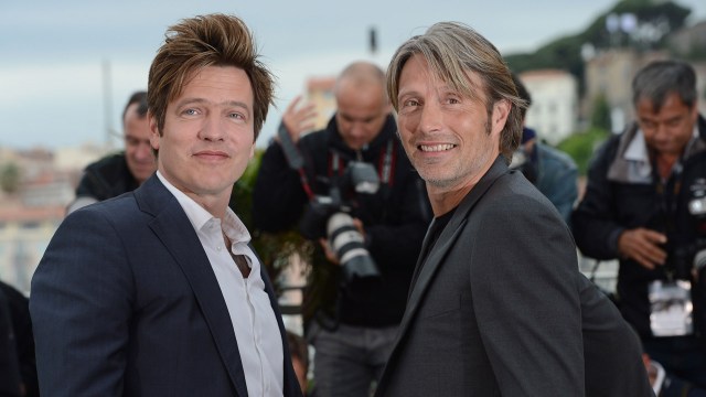 Regissør Thomas Vinterberg og skuespiller Mads Mikkelsen under fotograferingen i Cannes (Foto: AFP PHOTO / ANNE-CHRISTINE POUJOULAT).