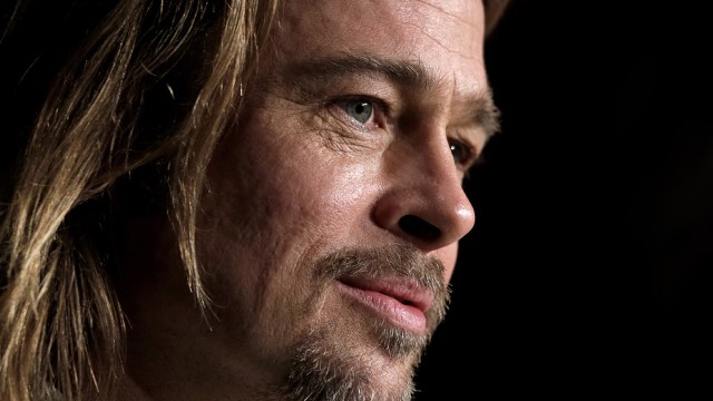 Brad Pitt poserer for kameraene under pressekonferansen for filmen 'Killing Them Softly' under filmfestivalen i Cannes, 2012. (Foto: Reuters / Eric Gaillard)