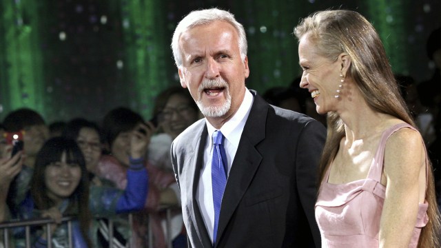 Regissøren James Cameron sammen med sin kone på den røde løperen udner Beijing International Film Festival i april 2012. Foto: (REUTERS/China Daily)