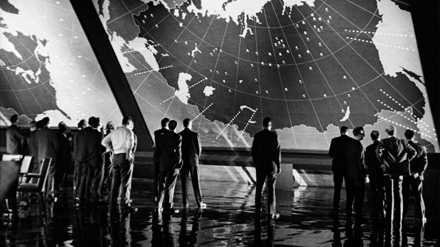 Verdenslederne i «the War Room» ser på mens atombombene er på vei mot Russland i filmen <em>Dr. Strangelove or:How I Learned to Stop Worrying and Love the Bomb</em>. (Foto: Cinematekene)