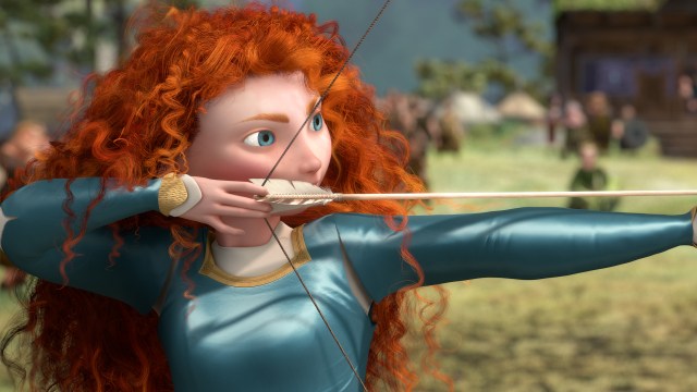 Kjolen Merida måtte øydeleggje i filmen – fordi den var upraktisk når ein skulle skyte pil og boge – har blitt varemerket hennar i Disney Princess-utvalet. (Foto: The Walt Disney Company Nordic).