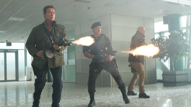 Arnold Schwarzenegger og gjengen fyrer løs i Expendables 2. (Foto: Norsk Filmdistribusjon).