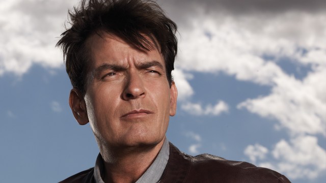 Charlie Sheen forsøker å skape seg et nytt image i serien <em>Anger Management</em>, hvor han spiller en ekstremt snill utgave av seg selv. (Foto: TV3 / FX)