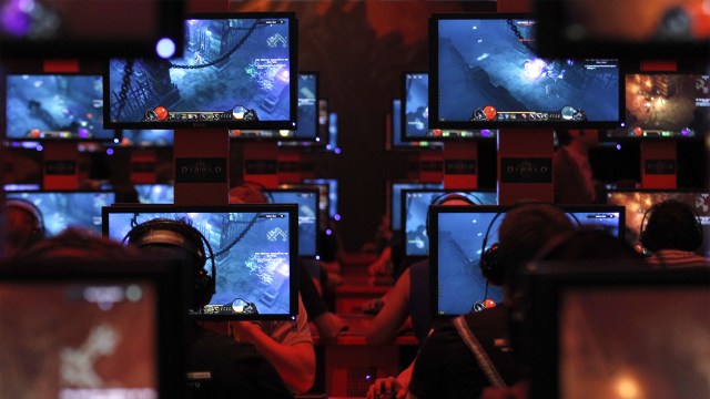 Spillere prøver <em>Diablo 3</em>. Over 200 000 besøkende er ventet til årets messe. (Foto: REUTERS/Ina Fassbender)