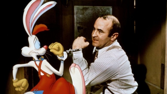 Hoskins spelte like godt mot både ekte og animerte skodespelarar. Her mot Roger Rabbit (Foto: Walt Disney Company Nordic).