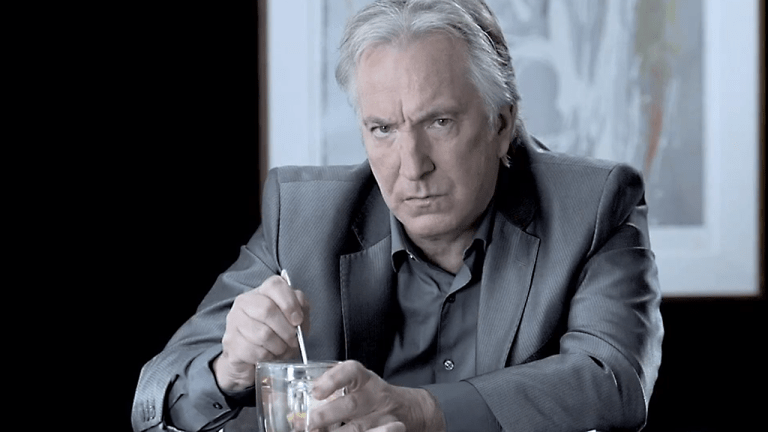 Alan Rickman. Drikker te. I slow-motion.