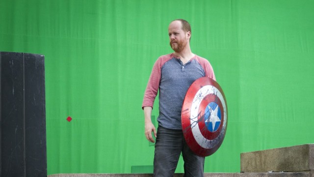 Joss Whedon med Captain America sitt skjold (Foto: Walt Disney Company Nordic).