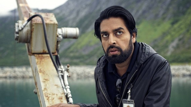 Politimannen Salmander, spela av Zahid Ali, er litt skeptisk til bygda Hellfjord.
