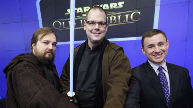 Fra venstre: Biowares Greg Zeschuk, Ray Muzyka og EA-sjef Frank Gibeau under lanseringen av onlinespillet «Star Wars: The Old Republic». (Foto: Jason DeCrow/AP Images for Electronic Arts)