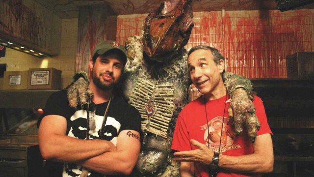 Den legendariske trashfilmprodusenten Lloyd Kaufman står til høyre i dette pressebildet fra settet til filmen <em>Poultrygeist: Night of the Chicken Dead</em>. (Foto: Troma Entertainment)