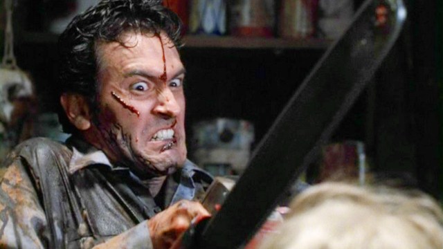 Bruce Campbell, her i rollen som Ash fra <em>Evil Dead 2</em> (1987), ble en kultstjerne etter de første tre filmene i serien. (Foto: New Line Cinema)