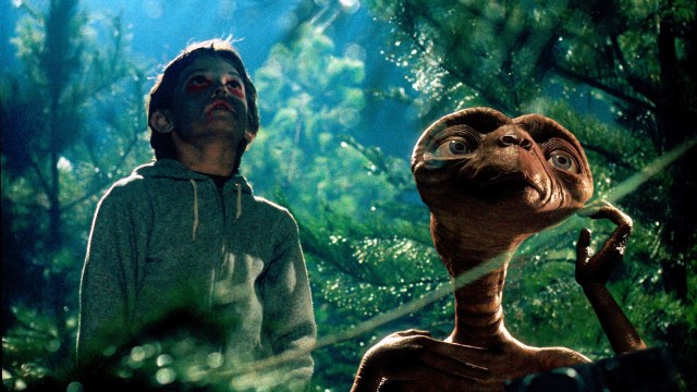 Elliott og E.T. i skogen i E.T. The Extra Terrestrial (Foto: Universal Pictures).