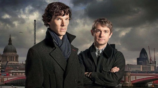 Benedict Cumberbatch (venstre) og Martin Freeman spiller rollene som Sherlock Holmes og Dr. Watson i «Sherlock». Serien som har blitt en uventet storsuksess over hele verden. (Foto: BBC)