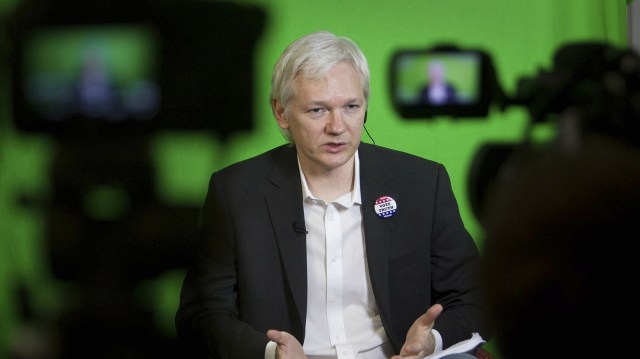 Julian Assange på den ecuadorianske ambassaden i London. (Foto: AP Photo / Philip Toscano, PA)