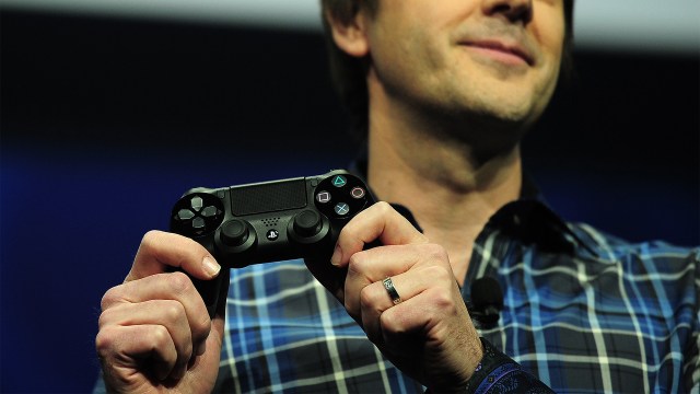 Sjefsarkitekten bak Playstation 4 viser fram DualShock 4-kontrollaren. (Foto: AFP PHOTO/EMMANUEL DUNAND)