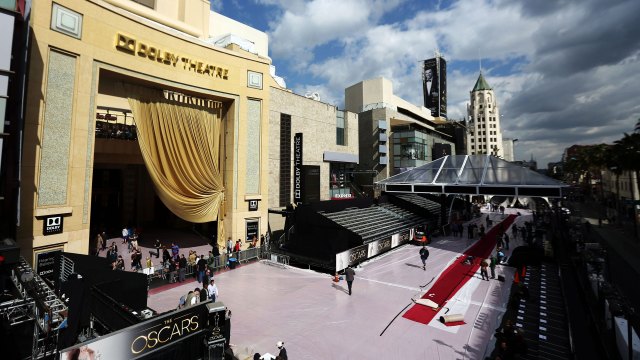 Forberedelsene til søndagens prisutdeling i Dolby Theatre er allerede godt i gang. (Foto: Matt Sayles/Invision/AP, NTB Scanpix).