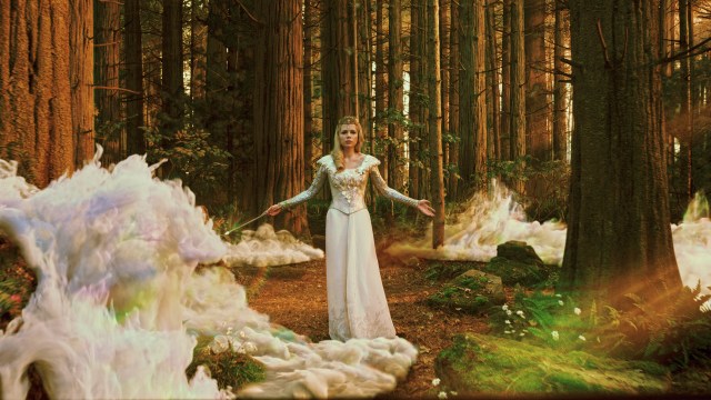 Michelle Williams som heksa Glinda i den nye disneyversjonen av filmen om trollmannen fra Oz. (Foto: Disney enterprise)