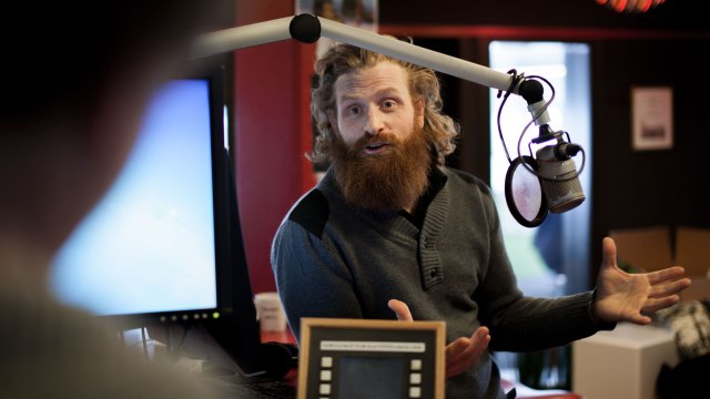 Kristofer Hivju besøkte Filmpolitiets studioer for å fortelle om sin karriere. (Foto: Martin Aas / NRK)