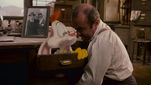 Bob Hoskins etterforsker mord i Hvem lurte Roger Rabbit (Foto: Walt Disney Studios Home Entertainment).