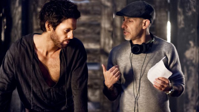 Hovedrolleinnehaver Tom Riley og David S. Goyer under innspillingen av Da Vinci's Demons. (Foto: (AP Photo/Starz Entertainment, LLC, Joss Barratt, NTB Scanpix).