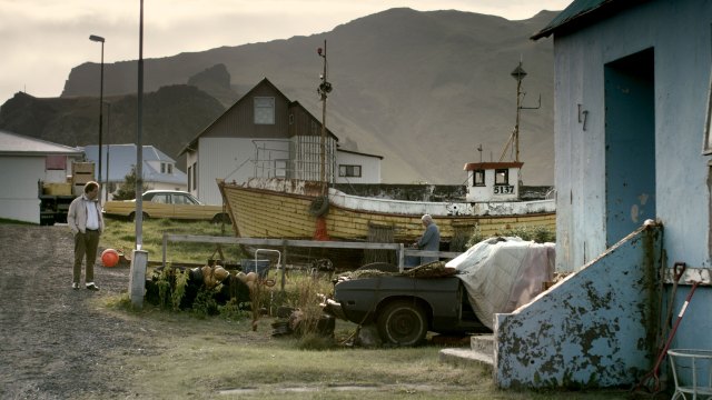 Fiskerne i Dypet legger ut fra en av Vestmannsøyene sør for Island. (Foto: Europafilm AS).