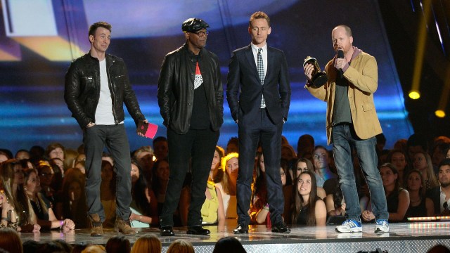 Chris Evans, Samuel L. Jackson, Tom Hiddleston og regissør Joss Whedon tar i mot prisen for årets beste film under MTV Movie Awards 2013. (Foto: Kevork Djansezian/Getty Images/AFP)