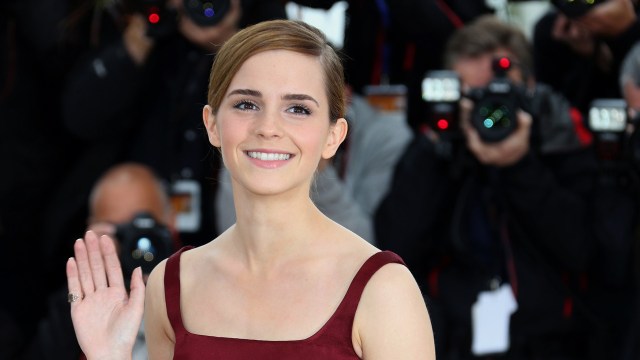 Emma Watson vinker til ivrige fotografer i Cannes (Foto: REUTERS/Regis Duvignau).